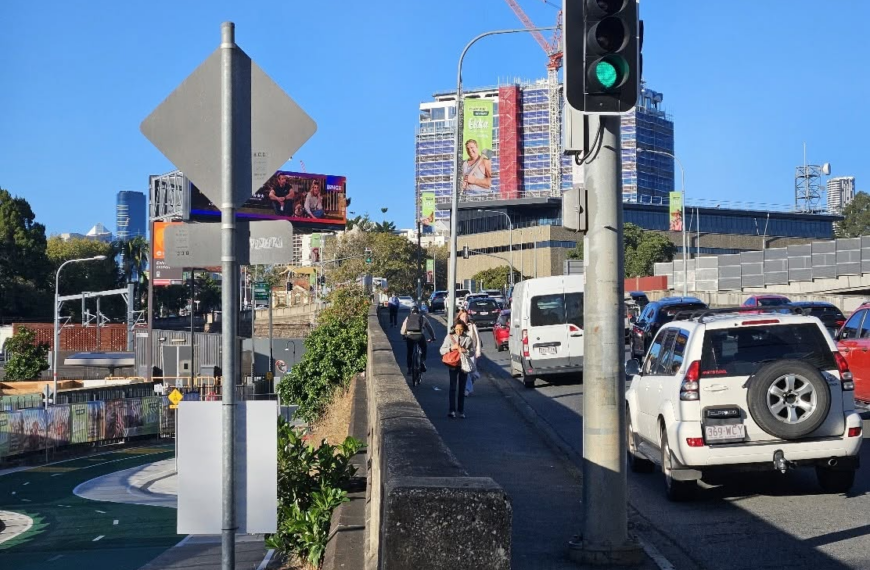 Narrow footpath on Bowen Bridge Road