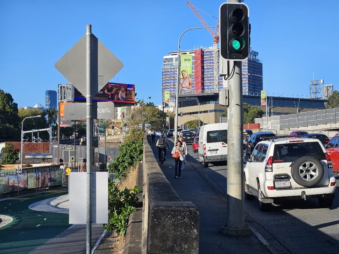 Narrow footpath on Bowen Bridge Road